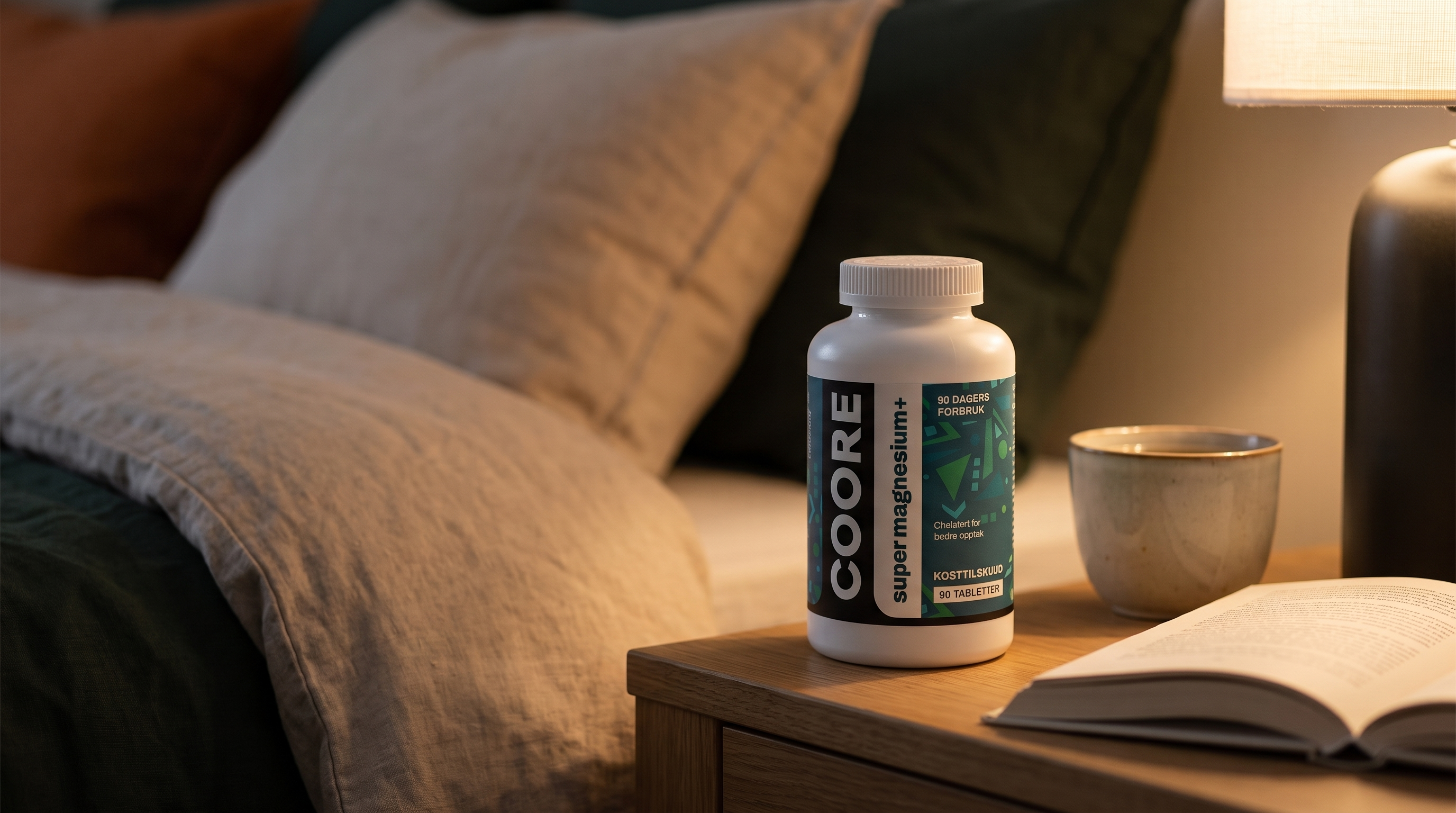 COORE Super Magnesium+ på nattbord i rolig soverom med dempet kveldslys