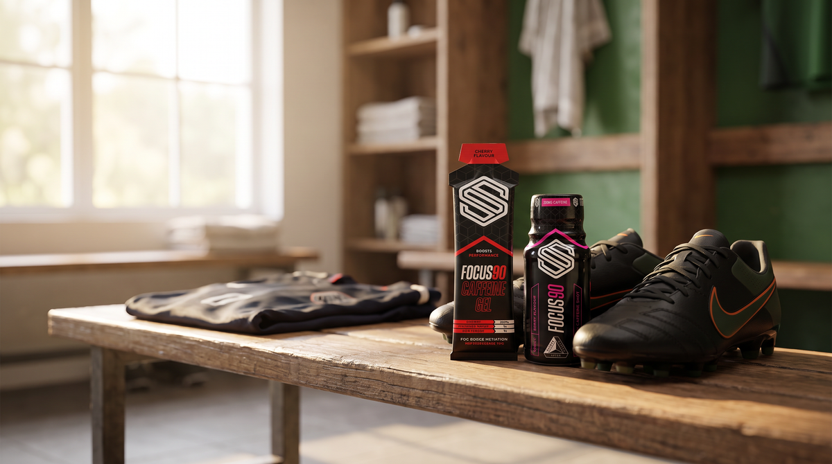 Soccer Supplement Focus90 gel og shot på garderobe benk før trening